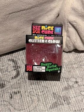 NeeDoh Nice Cube Glitter & Glow - Red Super Solid Squish